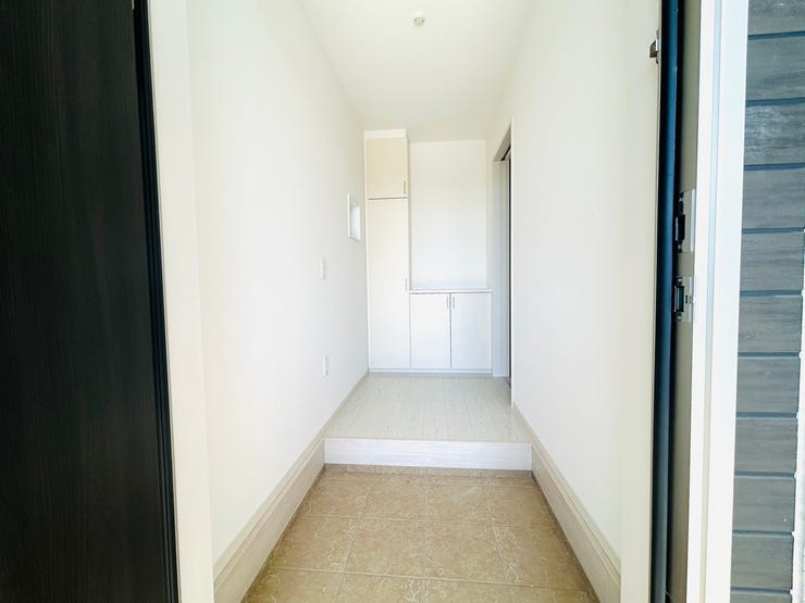 玄関には下駄箱がついています。靴なども下駄箱に収納してスッキリとした玄関を保てますね。