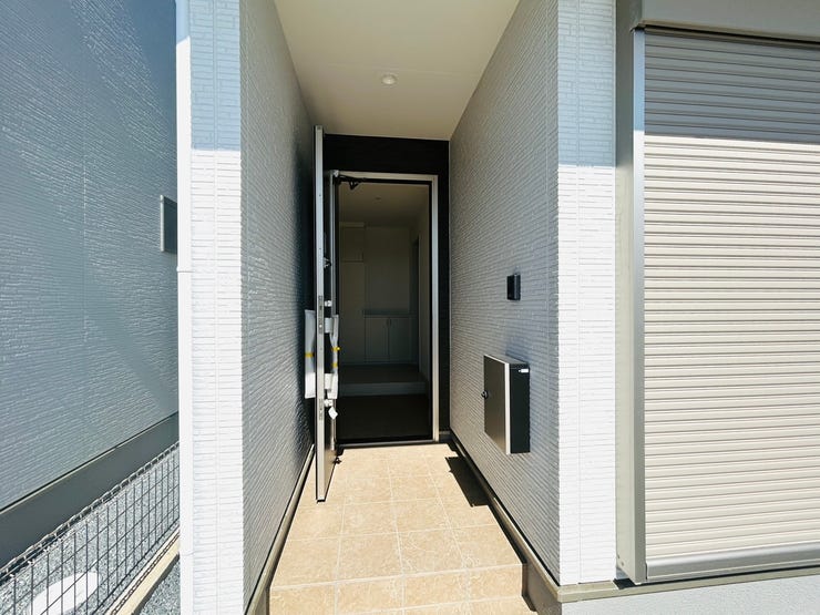 モダンなデザインのエントランスはポストも近く、合理的です。