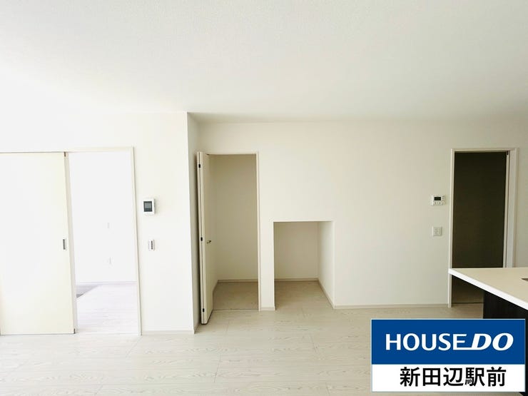 リビングの収納は2つあり、大きなものをしまえそうです。