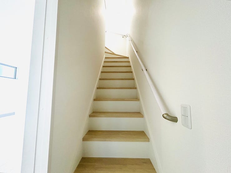 明るい階段は手すり付きで安心ですね。