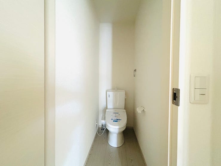 1Fトイレは足元が広く、清潔感のあるトイレです。