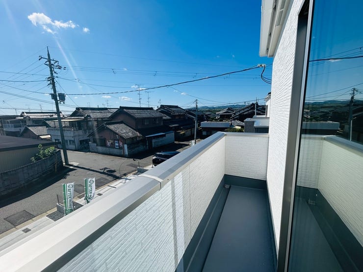 南向きの日差しで回りに遮るものがなく、明るい陽が当たるバルコニー