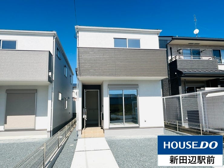 【外観】
JR奈良線玉水駅から徒歩9分に新登場の新築戸建、駐車スペースは2台、2LDK+2Sのお家です。