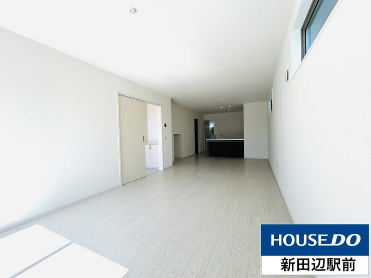 20帖越えのリビングダイニングは白を基調にした、照明がなくても明るいお部屋、家族の団らんスペースとして、来客にも対応できる広さです。