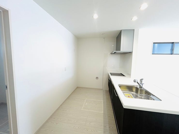 モダンなキッチンの背面はスペースがあり、冷蔵庫やカップボードがおけます。