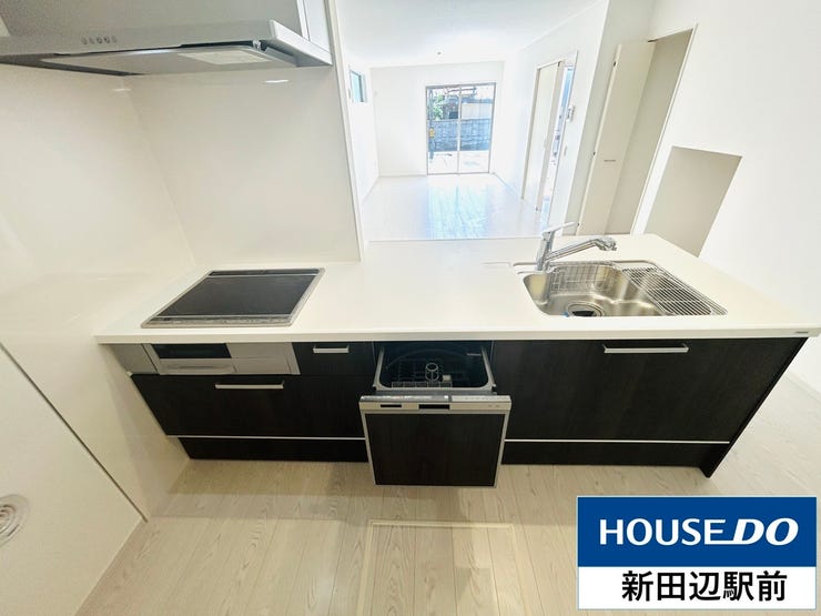 食洗機付で、コンロはIHでお手入れ楽々、家事を軽減してくれます。調理スペースも広く、料理が楽しくなりそうです。