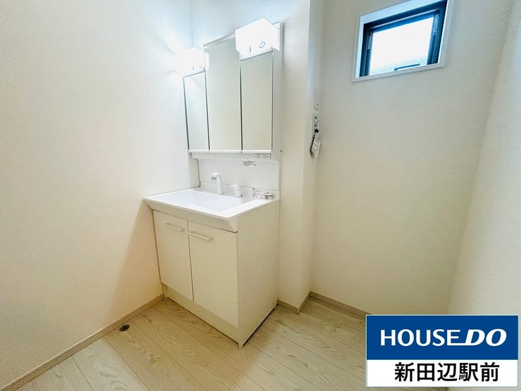 三面鏡の洗面台です。洗面台の下、洗面台の横にも収納スペースがございます。化粧品や洗剤のストックなどたくさん収納できますよ♪