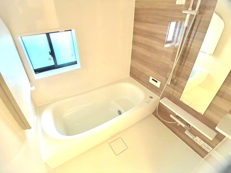 ◎浴室(12/5撮影)
高さ調節できるシャワーが付いた1坪タイプの広々浴室で日々の疲れも癒してくれる、くつろぎのバスタイムを!窓付で換気もしやすいです◎