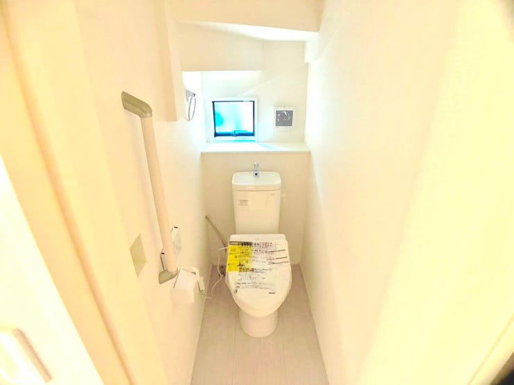 ◎トイレ(12/5撮影)
1・2階ともにウォシュレット付!2か所トイレがございますので、朝のトイレ渋滞も解消!
壁には埋込収納も付いているので、トイレットペーパーなどの収納にも便利です!
