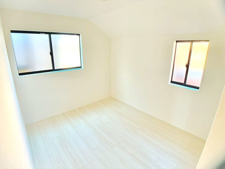 ◎洋室(12/5撮影)
フローリングと収納扉のカラーはホワイト系を使用。清潔感もあり、家具もあわせやすい色合いです。