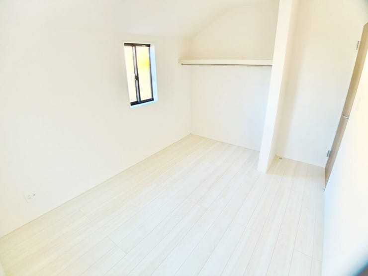 ◎収納(12/5撮影)
オープンクローゼットはお気に入りのお洋服などを”魅せる収納”が可能です!お子様が扉でケガをすることもないのも嬉しいポイントですね。