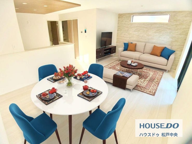 ◎リビング(12/5撮影)
南側にある大きな掃き出し窓から入る日差しはとても暖かく、お部屋を明るく照らしてくれます!