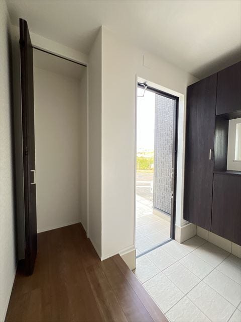 玄関ホールに収納があります。お出かけ用のアウター入れや大型の掃除道具入れとしてなど様々な使い方ができます。