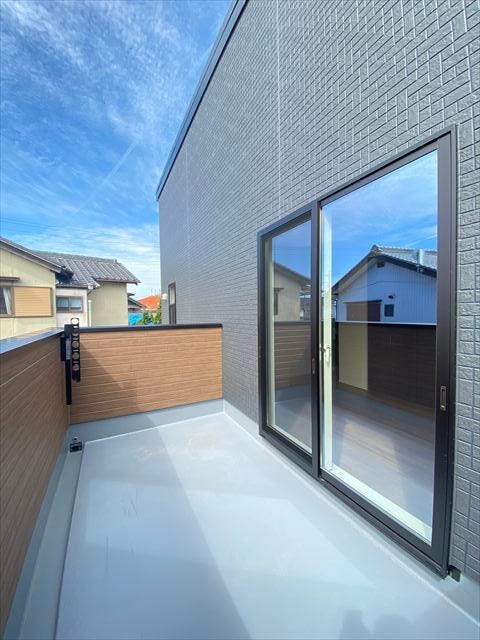 南向きのバルコニーは日当たり良好です。テーブルとイスを置いてリラックススペースとしても楽しめますね。