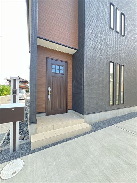 駐車場とアクセスのいい玄関。大きな荷物も車からすぐに搬入できます。