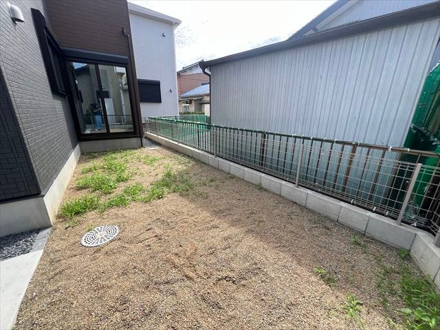 お庭は前面道路に面していないのでお子様が飛び出す心配がありません。タタミコーナーから安心して見守れます。