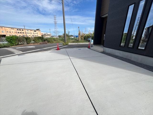 並列で駐車ができるカースペースです。自転車を置くゆとりもあり愛車の保有も安心ですね。