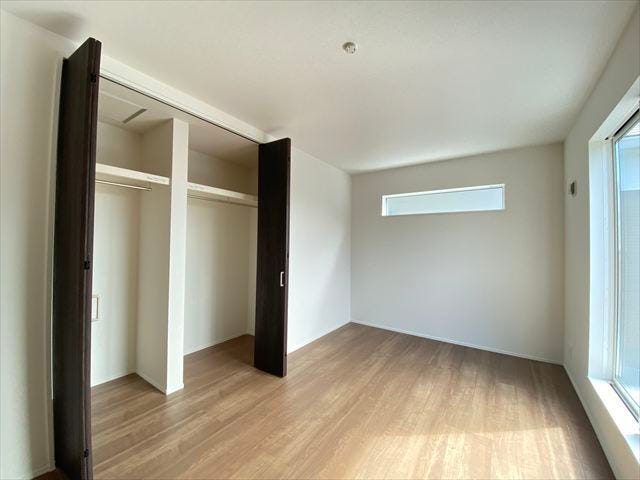 洋室8.7帖:大型収納のある居室です。広さにゆとりがあるのでご夫婦のベッド2台を置いて主寝室として活用できます。