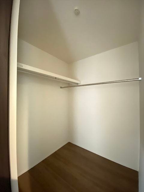 廊下にあるファミリークローゼットです。家族みんなの季節の衣服や家電などの収納にも便利。