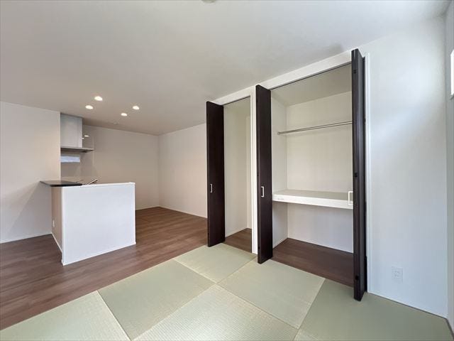 たっぷり収納のあるタタミコーナー。