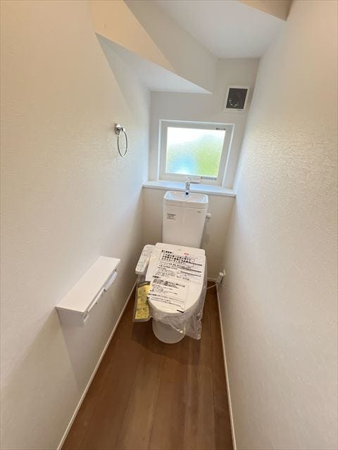 1.2階とも温水洗浄便座付きトイレです。