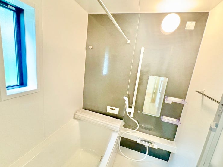 ◎浴室:3号棟(9/20撮影)
1坪タイプの広々浴室で日々の疲れも癒してくれる、くつろぎのバスタイムを!
雨の日や、花粉の時期のお洗濯にうれしい浴室乾燥機付!