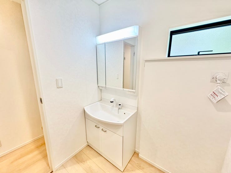 ◎洗面所:3号棟(9/20撮影)
暮らしを快適に変えるシャワー付洗面化粧台!朝の身支度もスピーディに!三面鏡は鏡面も広く、収納部分も多いので、使い勝手も◎