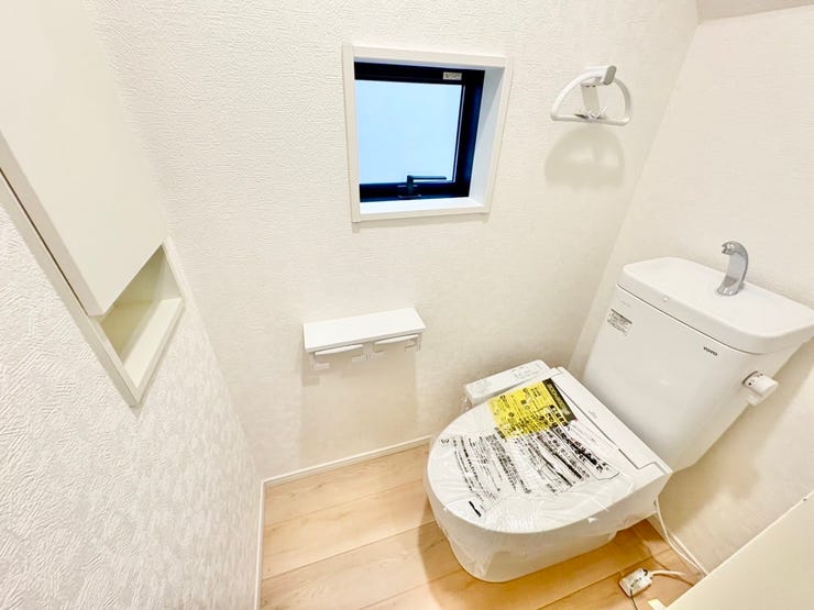 ◎トイレ:3号棟(9/20撮影)
1・2階ともにウォシュレット付!2か所トイレがございますので、朝のトイレ渋滞も解消!窓付きで明るく、換気もできます◎