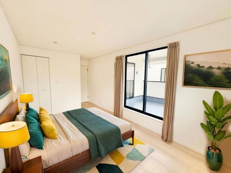 ◎洋室:3号棟(9/20撮影)
8帖の主寝室は、南向きでまんべんなく陽射しが差し込み、明るいお部屋に!インナーバルコニーへの出入りもできるので、布団や洗濯物もラクラク!