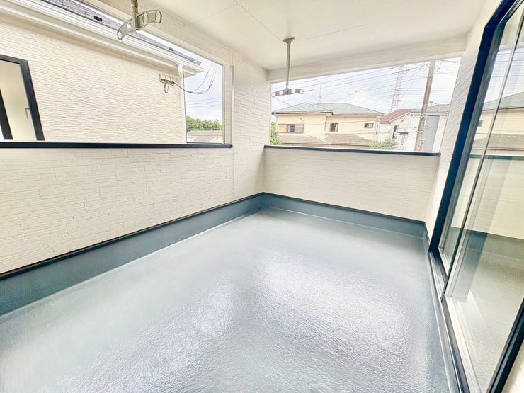 ◎インナバルコニー:3号棟(9/20撮影)
屋根のある広々インナーバルコニー!
急な雨の時にも安心です!洗濯物もたっぷり干せるゆとりのスペース!テーブルとイスを置いて、テラスにしても良いですね!