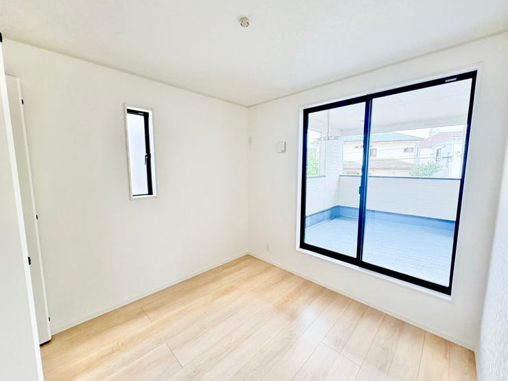 ◎洋室:3号棟(9/20撮影)
全居室2面採光!窓を2つ設けた事で光が差し込む温かい空間になっています!