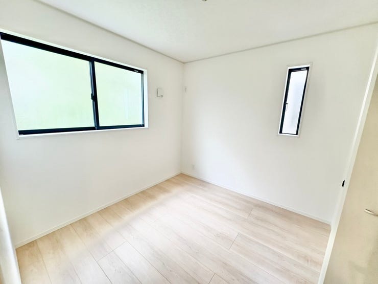 ◎洋室:3号棟(9/20撮影)
フローリングは優しい色合いのブラウン、収納扉などはホワイトで清潔感もあり、家具もあわせやすい色合いです。