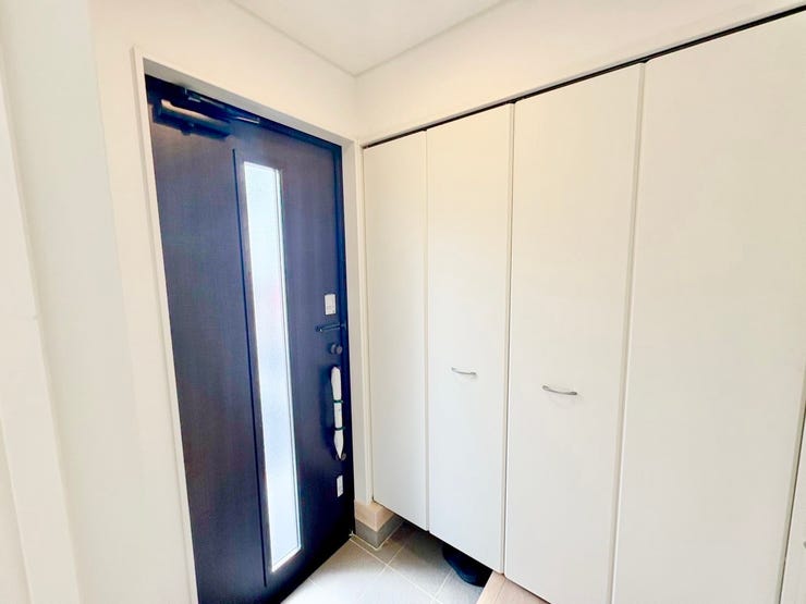 ◎玄関:3号棟(9/20撮影)
玄関収納はたっぷり収納できる大容量サイズ!ご家族分の靴もすっきり収納できます。