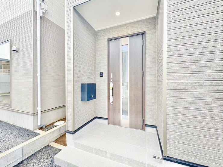 ◎玄関ポーチ:3号棟(9/20撮影)
玄関ポーチ付で、プライバシーも確保され、ベビーカーなども置いておけるので便利です。