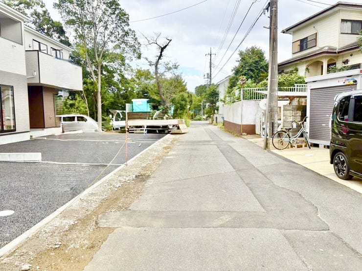 ◎前面道路(9/20撮影)
南柏駅行バス停まで徒歩13分!カースペースは全棟並列2台分対応!ご家族でお車をご利用されるご家庭にうれしいです!