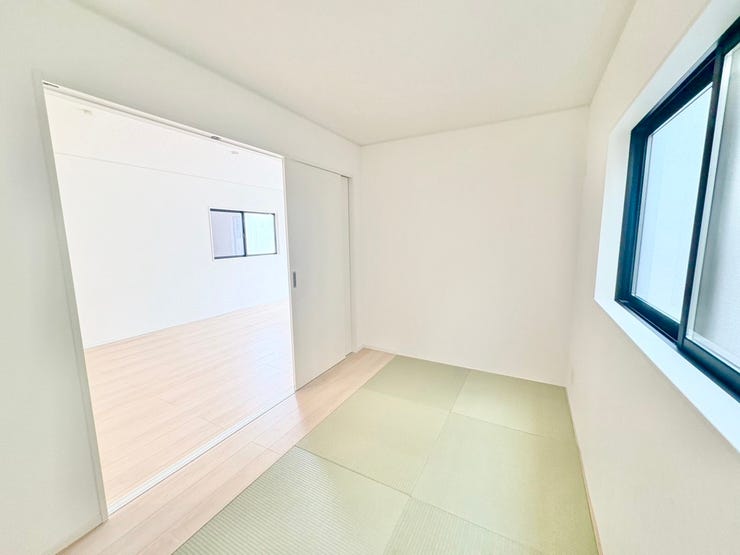 ◎洋風和室:3号棟(9/20撮影)
畳は子供の昼寝スペースとしてはもちろん、家事の合間に奥様が寝ころんで使える休憩スペースとしても利用できます。