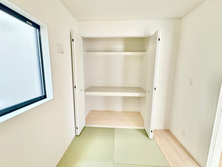 ◎和室収納:3号棟(9/20撮影)
和室の収納は押入れに。ご来客用のお布団の収納にも重宝します。クローゼットとは違う収納しやすさがありますね。