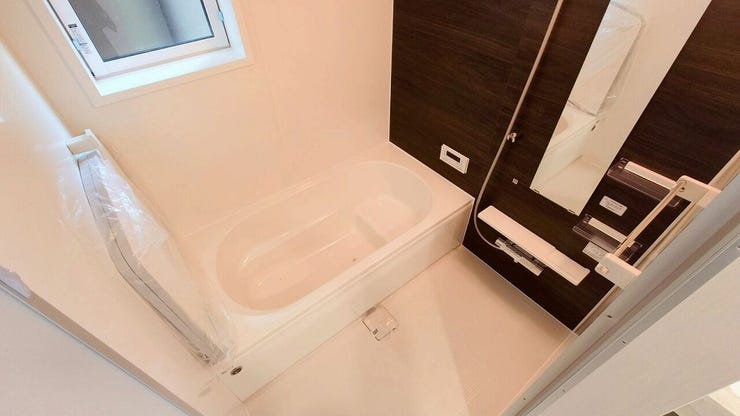 浴室に窓があるので自然換気ができます♪