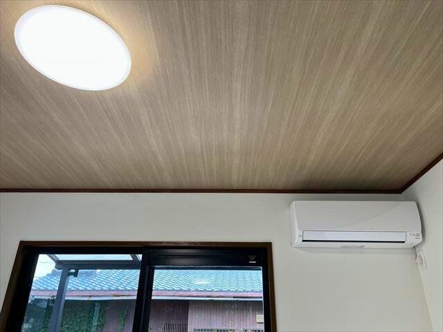 照明器具、リビングにエアコン完備、通気口付きの窓
(2026年1月29日 撮影)