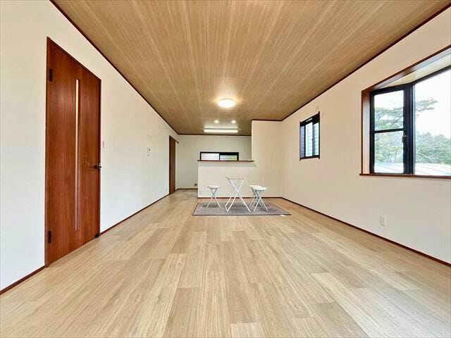 約18帖のLDKはリフォームで対面式キッチンに♪家事をしながら家族を見守れますね。またキッチン横の扉からも出入りできることで家事動線◎
(2026年1月29日 撮影)