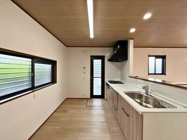 勝手口がありゴミ出しなど便利です。キッチン後ろにも窓があることで料理中の匂いや煙を逃しやすいですね
(2026年1月29日 撮影)