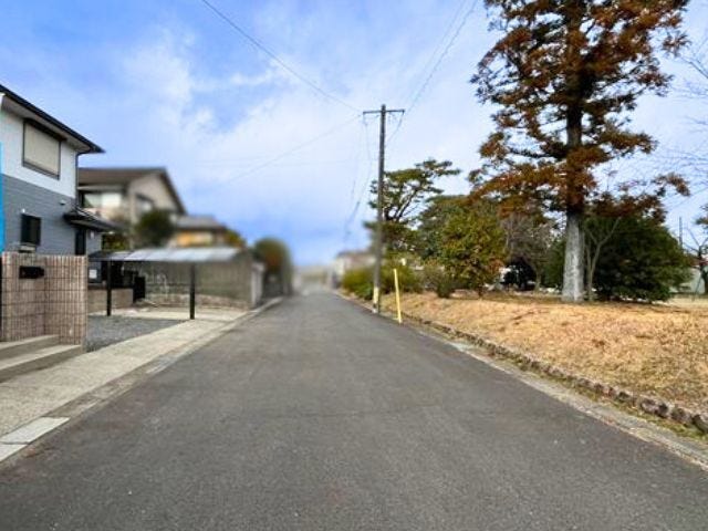 幅員約4mの前面道路です。車1台が余裕を持って通れる道幅です。車はスピードを控えるので事故率の軽減や歩行者も安心して通行できます。
(2026年1月29日 撮影)