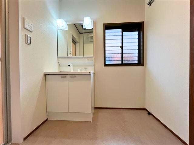 洗面台はリフォーム時に三面鏡タイプに!明るい照明で朝の準備が楽しくなりそうですね
(2026年1月29日 撮影)