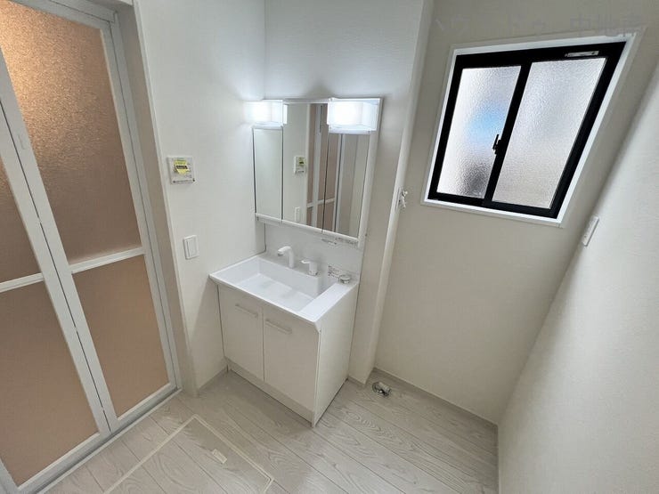 洗面所に窓があるので自然換気ができます♪