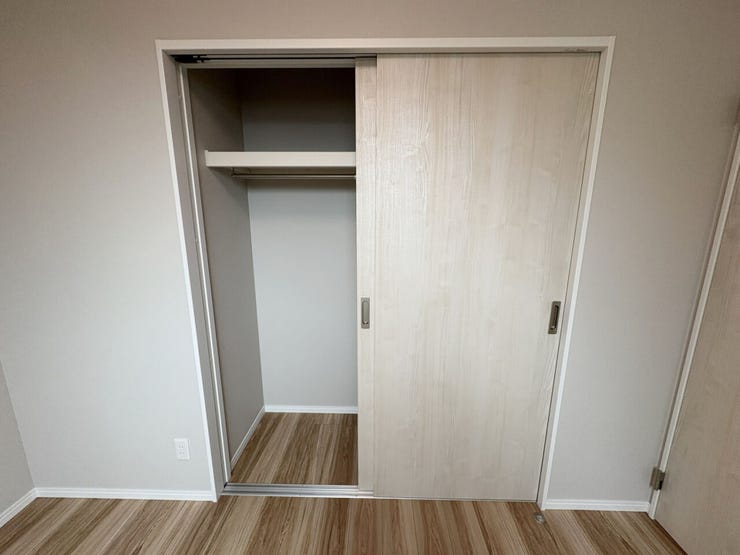 室内(2025年10月)撮影
◎本日案内可能◎
長い丈もキレイに掛けれる収納です!