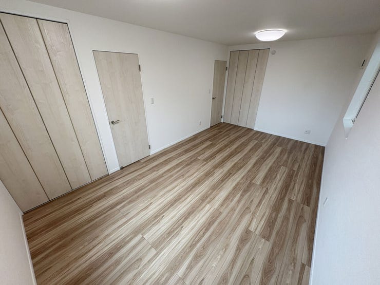 室内(2025年10月)撮影
◎本日案内可能◎
広々10.5帖の洋室はドアが2箇所あるため、仕切って2部屋に分けることも可能です!