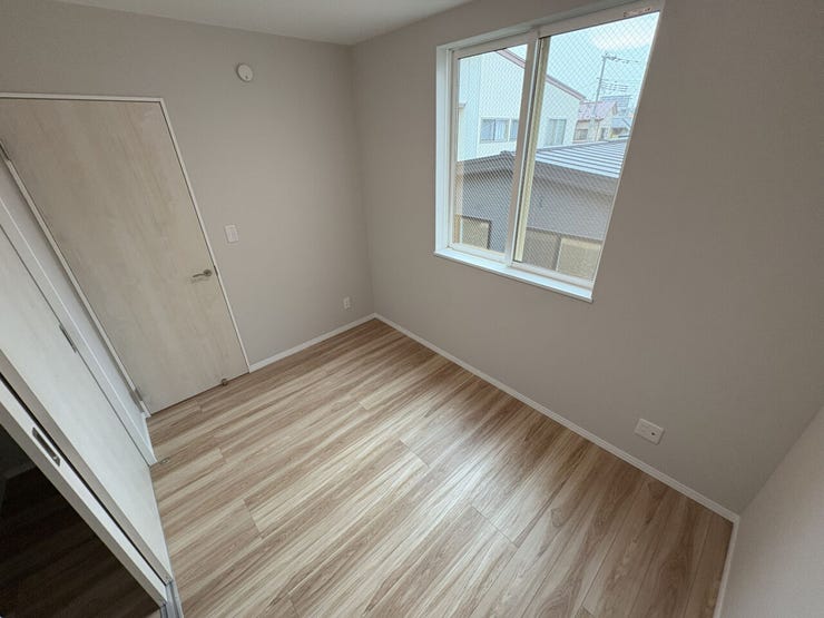 室内(2025年10月)撮影
◎本日案内可能◎
4.3帖の洋室です。単身の方であれば、収納スペースや書斎、趣味スペースとしても使うのもいいですね♪