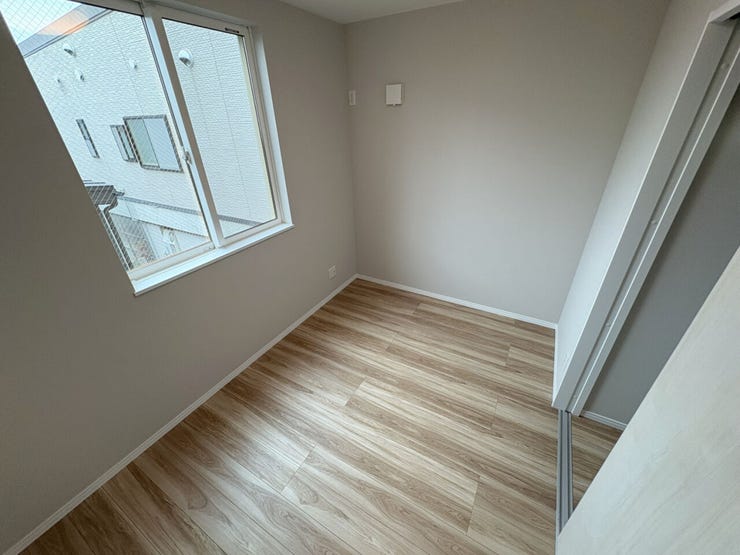 室内(2025年10月)撮影
◎本日案内可能◎
シンプルながらも洗練された雰囲気の洋室です♪全居室LED照明付きのため、お引越し後照明器具を取り付ける手間が省けます♪