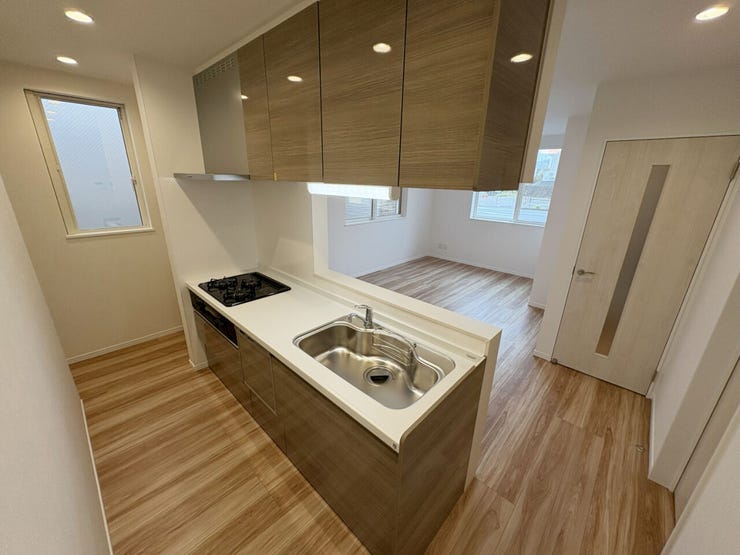 室内(2025年10月)撮影
◎本日案内可能◎
吊戸棚付きのため普段あまり使わないキッチン用品もしまっておけて便利です◎