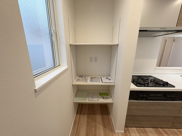 室内(2025年10月)撮影
◎本日案内可能◎
家電など高さに合わせられる便利な可動式の棚です!